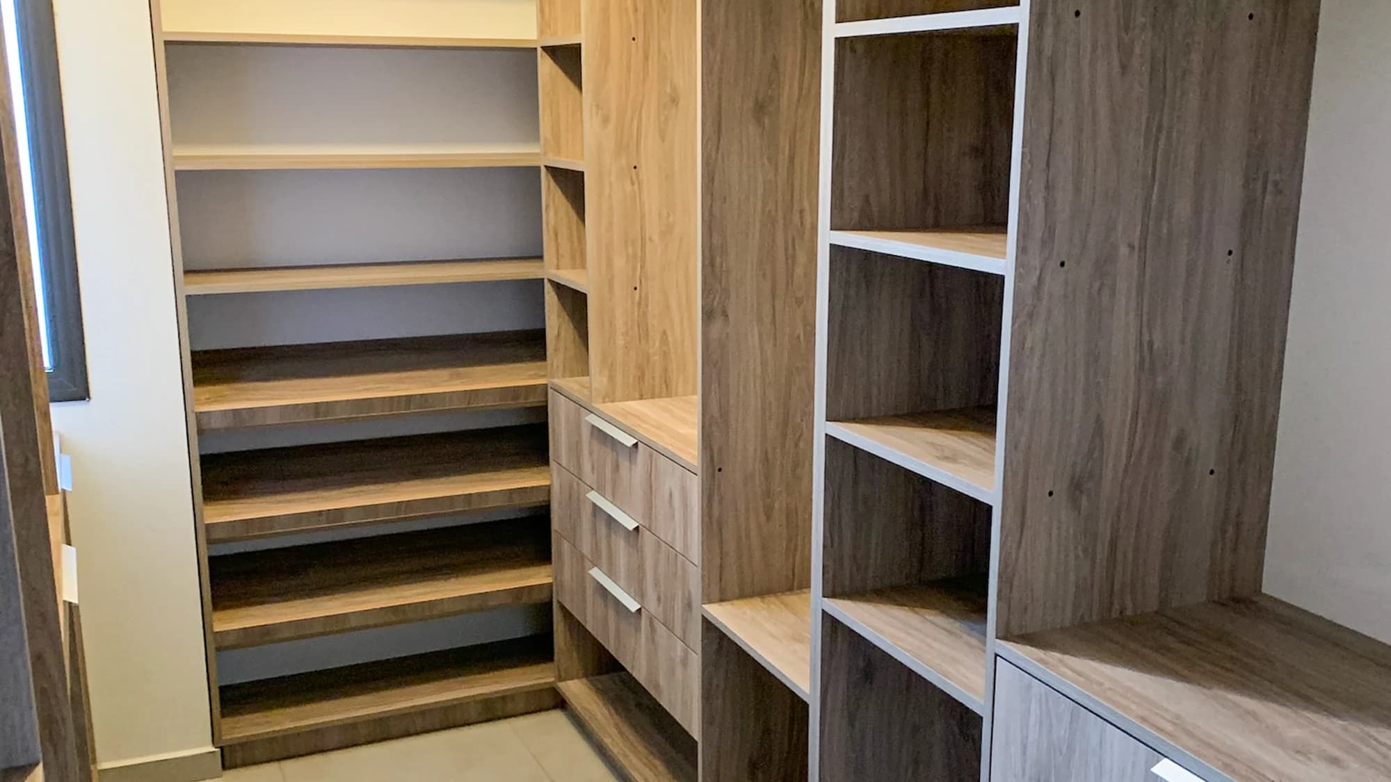 Vestidor a medida con estantes y cajoneras, terminado e instalado