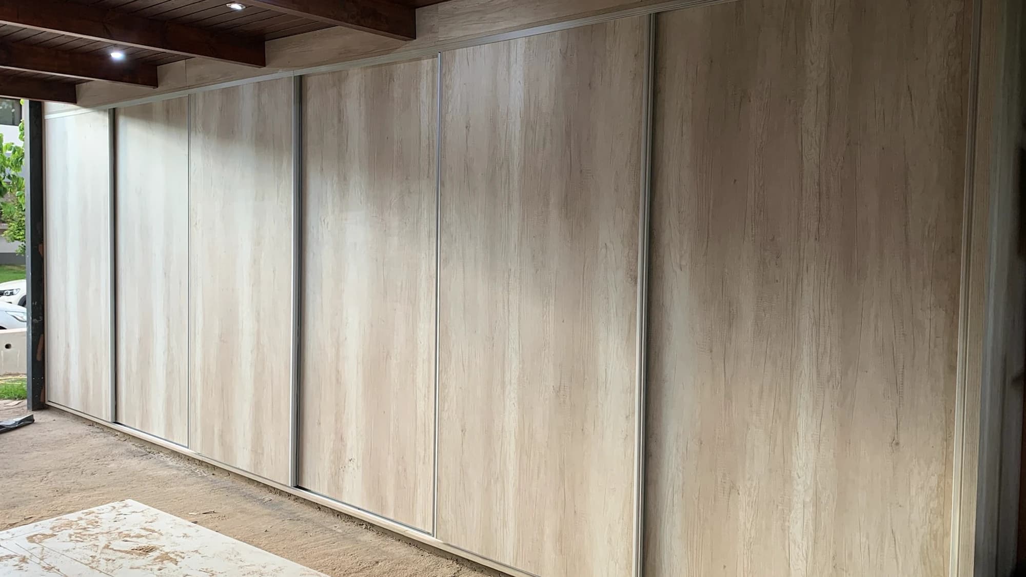Placar a medida con puertas corredizas blancas e interior con estantes y cajoneras