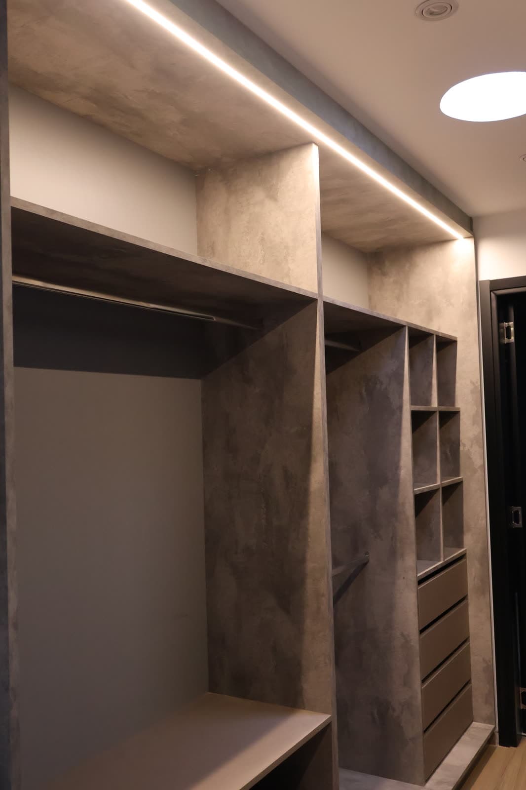Estructura de estantería en microcemento con iluminación LED, proyecto especial