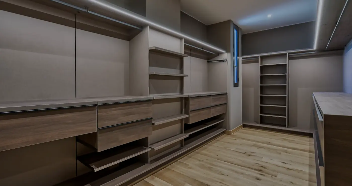 Vestidor a medida con cajoneras, estantes y barrales iluminados con tiras LED